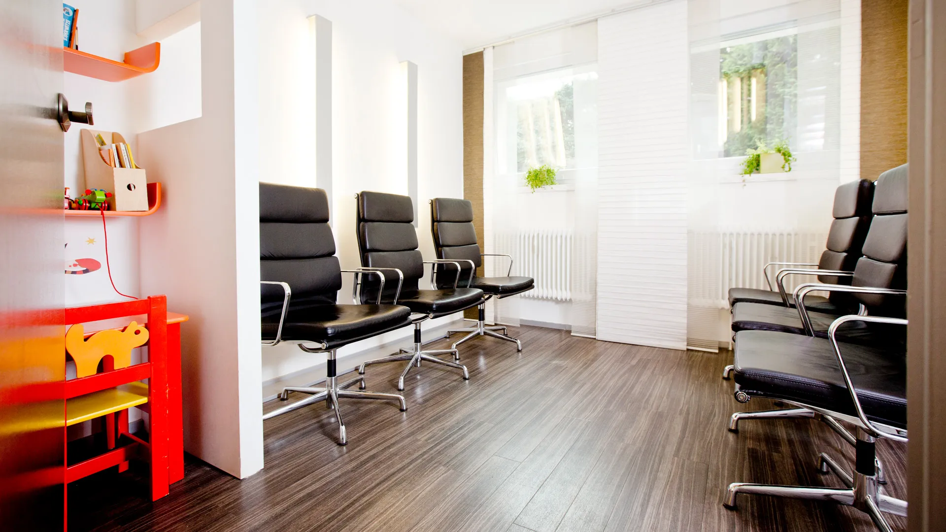 Kinderspielecke und Wartelounge: Termintreue und kurze Wartezeiten sind uns wichtig.