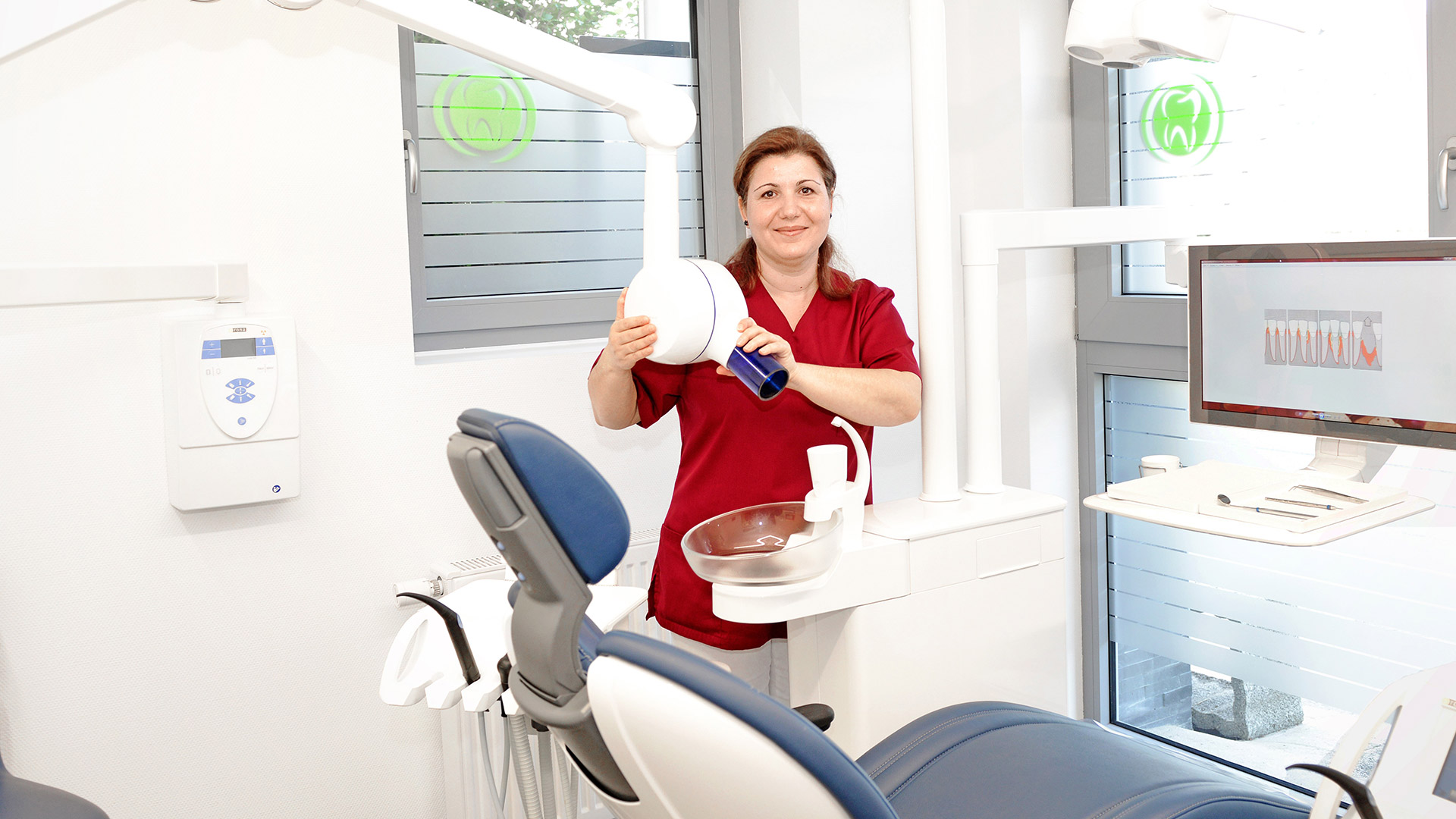 Zahnmedizinische Fachangestellte: Eine strahlende ZFA will einen kranken Zahn röntgen.