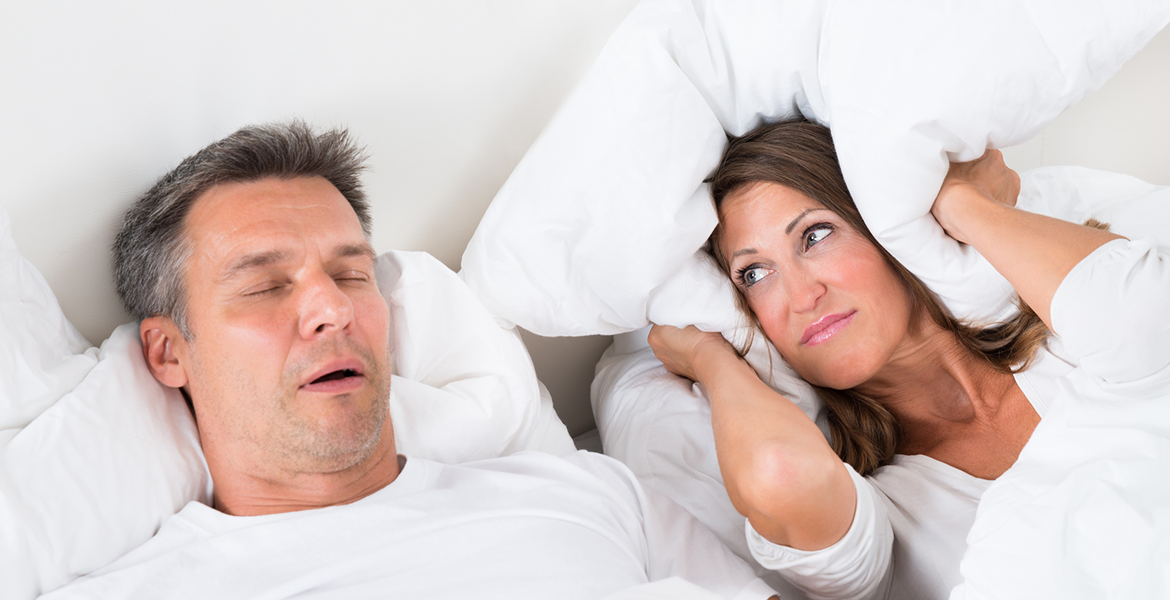 Protrusionsschiene: Durch Protrusionsschienen von IST oder Narval kann Ihnen gegen Schnarchen geholfen werden. Mundgeruch stößt Menschen ab.