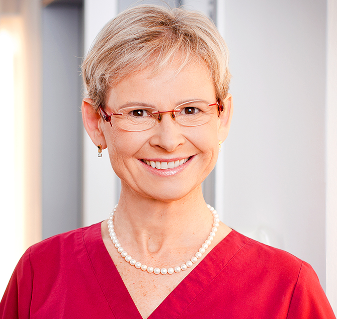 Kompetente Zahnärztin: Jahrelange Erfahrung und Erfolg in Erwachsenen- und Kinderzahnheilkunde